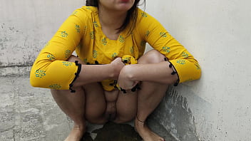Dirty talking Indian maid Saheb Pagar Bada Do Me Sab Kuch De Dungi gets her big ass drilled outdoor